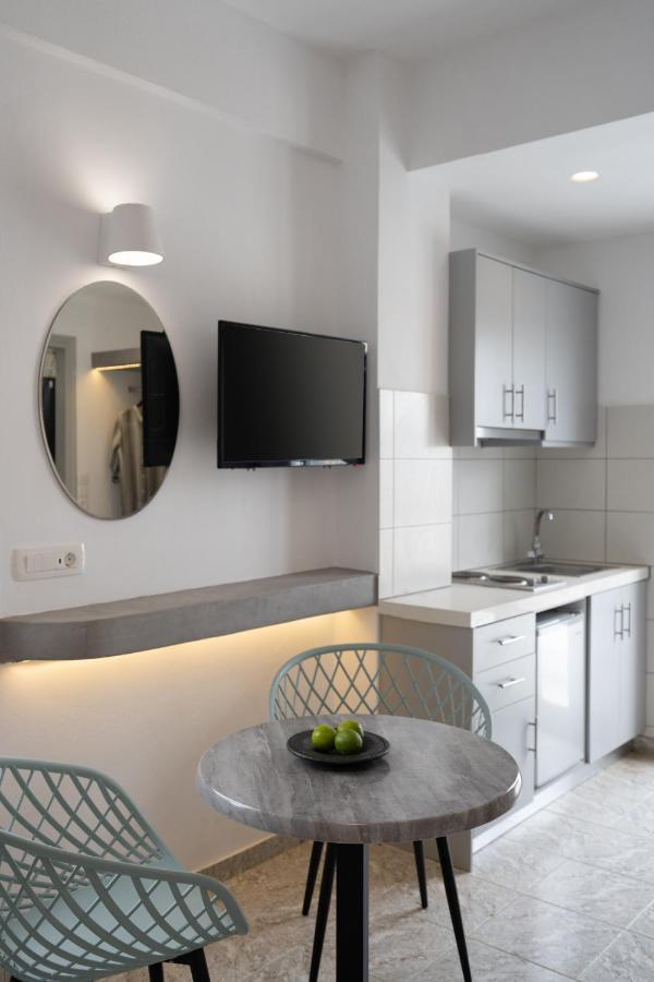 White Lily Suites & Lofts - Adults Only 16 Plus ペリヴォラス エクステリア 写真