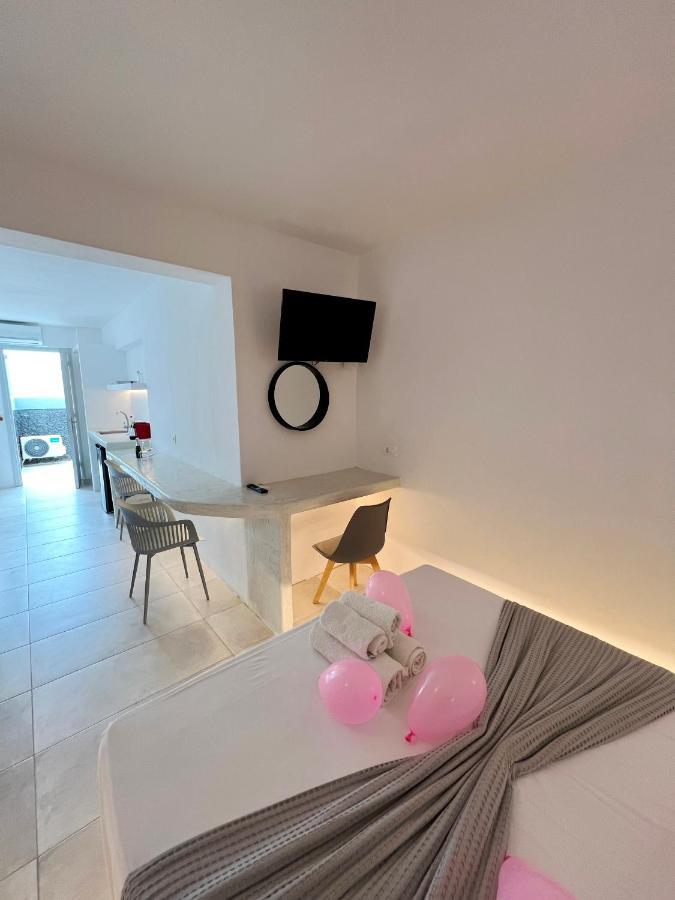 White Lily Suites & Lofts - Adults Only 16 Plus ペリヴォラス エクステリア 写真