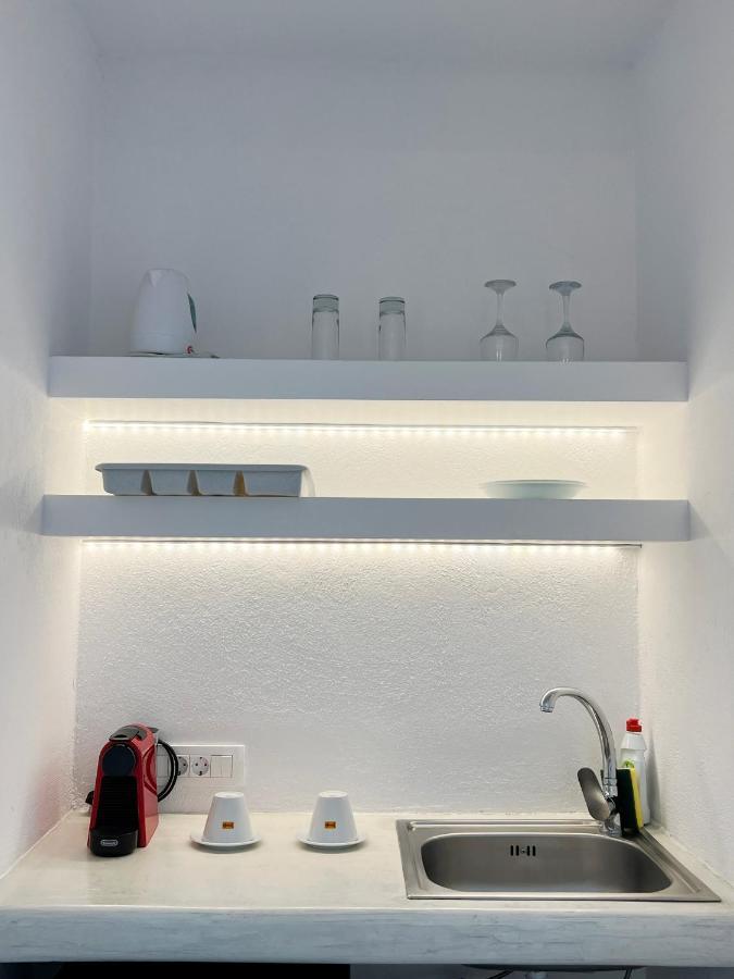 White Lily Suites & Lofts - Adults Only 16 Plus ペリヴォラス エクステリア 写真