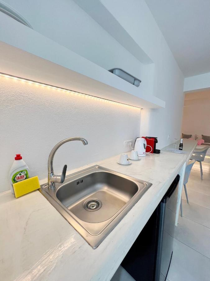 White Lily Suites & Lofts - Adults Only 16 Plus ペリヴォラス エクステリア 写真