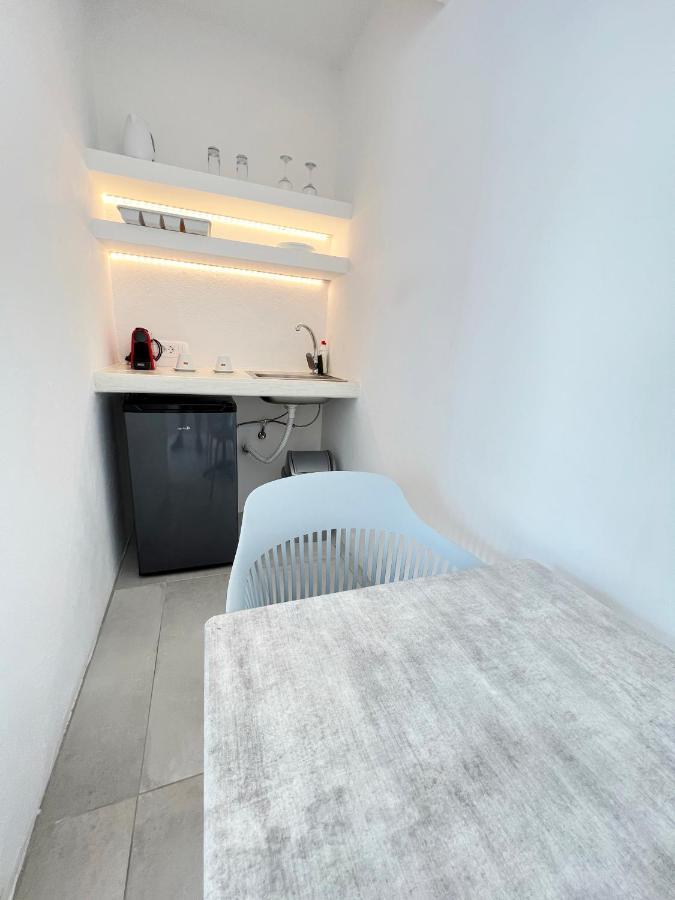 White Lily Suites & Lofts - Adults Only 16 Plus ペリヴォラス エクステリア 写真