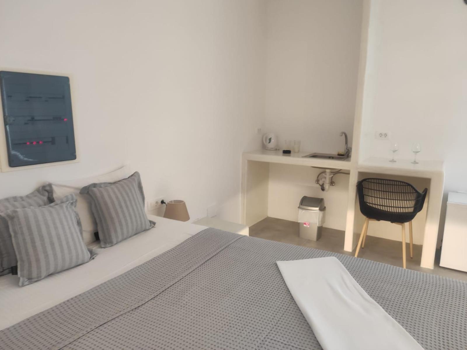 White Lily Suites & Lofts - Adults Only 16 Plus ペリヴォラス エクステリア 写真